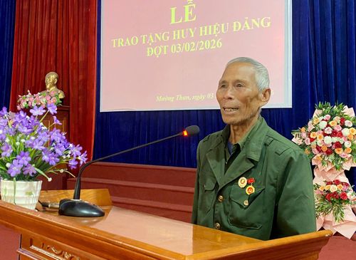 Đảng viên Lò Văn Kha - Chi bộ bản Sân Bay phát biểu tại buổi lễ.