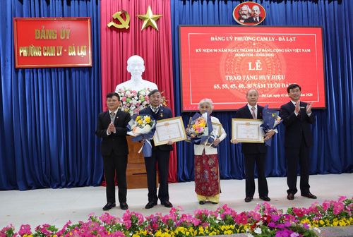 Đảng ủy phường Cam Ly – Đà Lạt tổ chức trao Huy hiệu Đảng tặng các đảng viên trên địa bàn