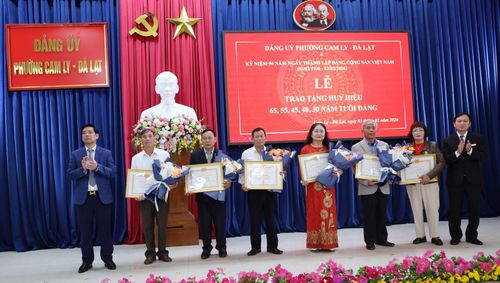 Phường Cam Ly – Đà Lạt có 18 đảng viên được trao tặng Huy hiệu Đảng đợt 3/2
