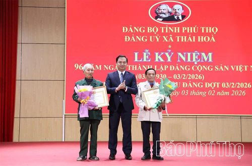 Đồng chí Bí thư Đảng ủy xã Thái Hòa trao Huy hiệu 55 năm tuổi Đảng tặng 2 đảng viên.