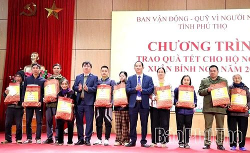 Lãnh đạo xã Thái Hòa trao quà Tết của Tỉnh ủy, HĐND, UBND, Ủy ban MTTQ tỉnh tặng các hộ nghèo.