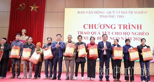 Phó Trưởng Đoàn ĐBQH tỉnh Nguyễn Văn Mạnh và Bí thư Đảng ủy xã Thái Hòa trao quà Tết của Tỉnh ủy, HĐND, UBND, Ủy ban MTTQ tỉnh tặng hộ nghèo.