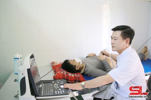 Cán bộ Trạm Y tế xã Đoàn Kết khám bệnh cho nhân dân.