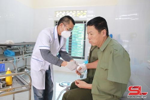 Cán bộ Trạm Y tế xã Đoàn Kết sơ cứu cho bệnh nhân.