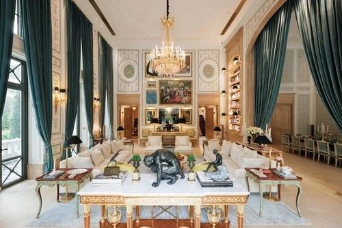 Nhiều vật trang trí, đèn và tác phẩm nghệ thuật, khiến tổng thể căn phòng rối mắt. Ảnh: FBNV