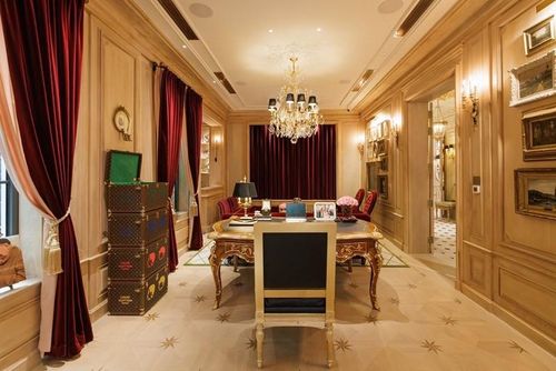 NTK Thái Công cho biết đã đi tìm từng chiếc bàn, từng chiếc ghế, đặt làm từ những xưởng thủ công lâu đời ở Pháp, Ý, Anh,... rồi đặt chuyển về Việt Nam. Ảnh: FBNV