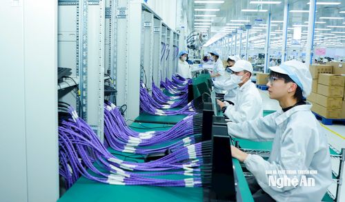 Công nhân làm việc tại nhà máy của Tập đoàn Luxshare - ICT tại Khu Công nghiệp VSIP Nghệ An bên dây chuyên công nghiệp hiện đại. Ảnh: Thành Duy