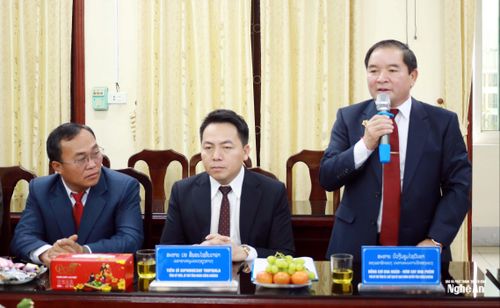Đồng chí Bua-ngân Hum-xay-nha-phôm – Phó Bí thư Tỉnh ủy, Chủ tịch Ủy ban Chính quyền tỉnh Xiêng Khoảng phát biểu tại buổi gặp mặt. Ảnh: Thanh Quỳnh