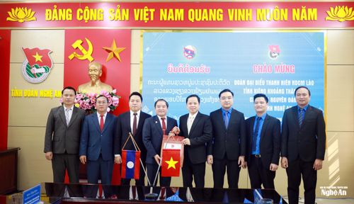 Đại diện đoàn đại biểu hai tỉnh Xiêng Khoảng - Nghệ An cam kết sẽ thúc đẩy mối quan hệ hợp tác của tuổi trẻ hai tỉnh trong thời gian tới. Ảnh: Thanh Quỳnh