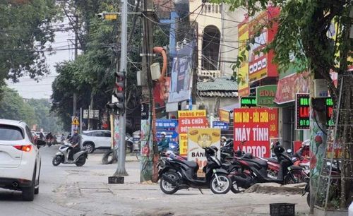 Nhiều khung biển quảng cáo được dựng đặt lấn chiếm vỉa hè trên tuyến đường Lê Lai.