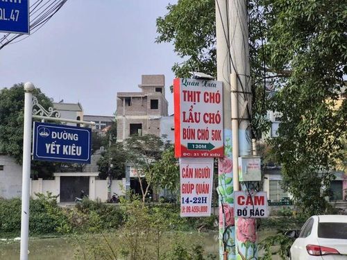 Cột điện được trưng dụng thành nơi treo, đặt các biển quảng cáo, tiềm ẩn nguy cơ mất an toàn.
