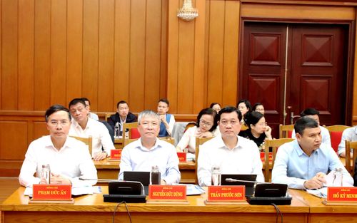 Lãnh đạo thành phố tham dự cuộc họp. Ảnh: TRỌNG HUY