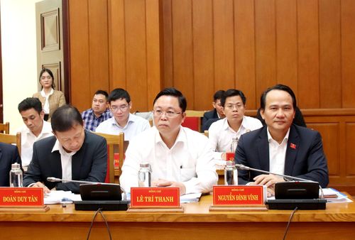 Phó Bí thư Thường trực Thành ủy Nguyễn Đình Vĩnh (bên phải) cùng các Ủy viên Ban Thường vụ Thành ủy dự họp. Ảnh: TRỌNG HUY