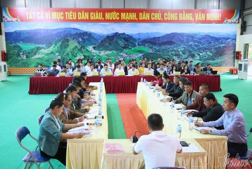 Qua sinh hoạt, cấp ủy, tổ chức đảng luôn quán triệt tinh thần đấu tranh với những việc làm sai trái, giữ vững kỷ luật, kỷ cương của Đảng, tạo niềm tin trong nhân dân. Trong ảnh: Chi bộ bản Vánh III, xã Búng Lao sinh hoạt thường kỳ với sự tham dự của Thường trực Đảng ủy xã.