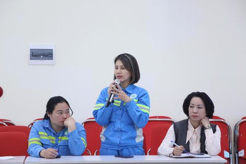 Đại diện Công ty TNHH MTV Môi trường đô thị Hà Nội - Chi nhánh Ba Đình tham luận tại tọa đàm. Ảnh: TT
