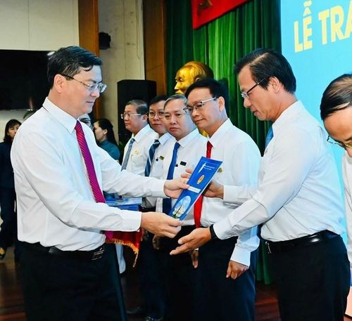 Phó Chủ tịch UBND TP HCM trao quyết định bổ nhiệm Giám đốc Ban Quản lý dự án đầu tư xây dựng hạ tầng đô thị TPHCM. Ảnh: Sài Gòn giải phóng.