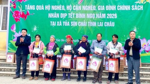  Lãnh đạo tỉnh Lai Châu tặng quà các hộ nghèo, gia đình chính sách dịp Tết Nguyên đán. 