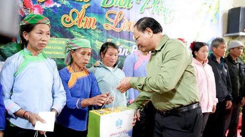  Bí thư Tỉnh ủy Lai Châu tặng quà Tết cho người dân xã biên giới Khổng Lào 