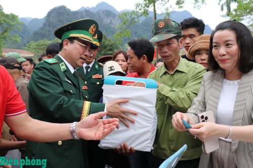 Thiếu tướng Võ Tiến Nghị, Phó Tư lệnh Bộ đội Biên phòng tặng quà cho bà con tại Gian hàng "0 đồng". Ảnh: Viết Lam