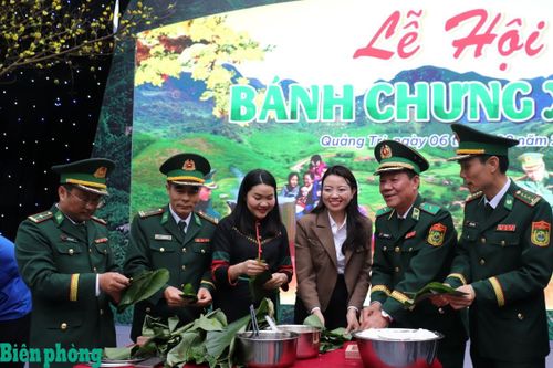 Các đại biểu dự chương trình tham gia gói bánh chưng cùng nhân dân địa phương. Ảnh: Viết Lam