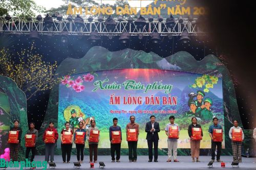 Đồng chí Lê Hồng Vinh, Phó Bí thư Tỉnh ủy, Chủ tịch UBND tỉnh Quảng Trị tặng quà cho các gia đình chính sách. Ảnh: Viết Lam