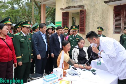 Các đại biểu dự chương trình chứng kiến đội ngũ y, bác sĩ khám bệnh, cấp thuốc miễn phí cho nhân dân. Ảnh: Viết Lam