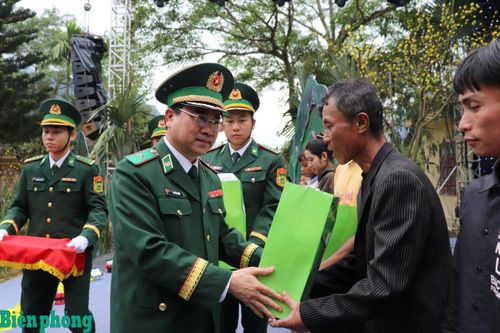Thiếu tướng Võ Tiến Nghị, Phó Tư lệnh Bộ đội Biên phòng trao quà cho các gia đình hộ nghèo trên địa bàn. Ảnh: Viết Lam