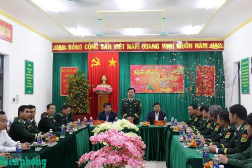 Thiếu tướng Võ Tiến Nghị cùng lãnh đạo tỉnh Quảng Trị chúc Tết cán bộ, chiến sĩ Đồn Biên phòng Cà Xèng. Ảnh: Viết Lam