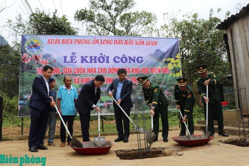 Các đại biểu dự chương trình tham gia lễ động thổ xây dựng, sửa chữa nhà ở cho các gia đình hộ nghèo. Ảnh: Viết Lam