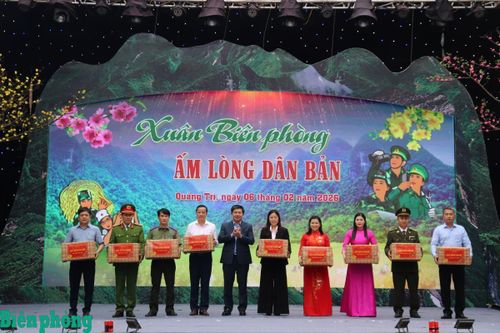 Đồng chí Trần Vũ Khiêm, Phó Bí thư Thường trực Tỉnh ủy Quảng Trị trao quà cho các cơ quan, đơn vị trên địa bàn. Ảnh: Viết Lam