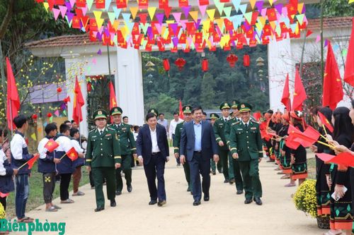Đại biểu tỉnh Quảng Trị và Bộ Tư lệnh Bộ đội Biên phòng dự chương trình. Ảnh: Viết Lam