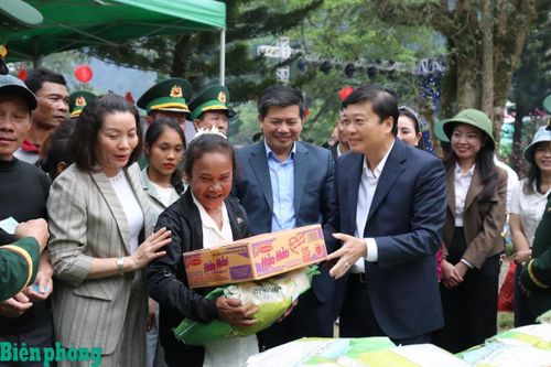 Lãnh đạo tỉnh Quảng Trị tặng quà tại Gian hàng "0 đồng" cho bà con địa phương. Ảnh: Viết Lam