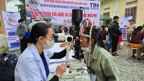  Khám bệnh và phát thuốc miễn phí cho người dân. 