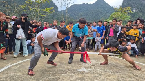  Nhiều trò chơi dân gian được tổ chức vui nhộn. 