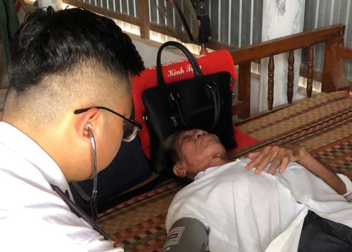 Bác sĩ của Vùng 2 Hải quân khám sức khỏe cho người thân các cháu. Ảnh: Văn Đường