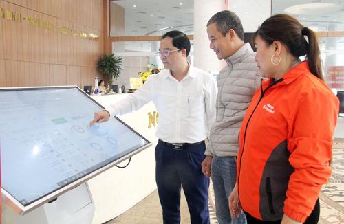 Lãnh đạo Trung tâm Phục vụ hành chính công phường Vũ Ninh hướng dẫn người dân khai thác thông tin dữ liệu cá nhân trên hệ thống.