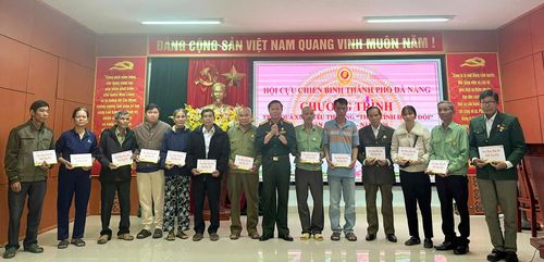Hội viên cựu chiến binh có hoàn cảnh khó khăn nhận quà Tết của Hội Cựu Chiến binh thành phố. Ảnh: DIỄM LỆ
