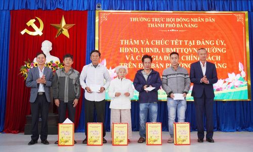 Phó Chủ tịch HĐND thành phố Đoàn Ngọc Hùng Anh (bên phải) trao quà cho các gia đình chính sách trên địa bàn phường An Thắng. Ảnh: YẾN NHI