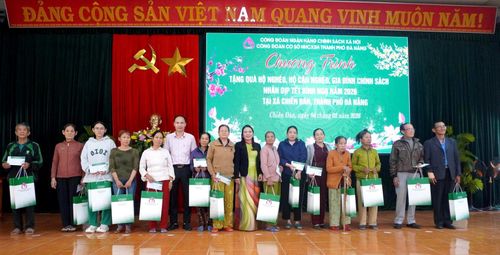 Ngành ngân hàng chính sách thành phố trao 51 suất quà Tết cho người dân các xã Chiên Đàn, Tây Hồ, Phú Ninh. Ảnh: QUANG VIỆT