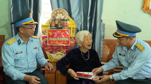 Sư đoàn 375 thăm, chúc Tết các Mẹ Việt Nam anh hùng. Ảnh: VĂN HẢI
