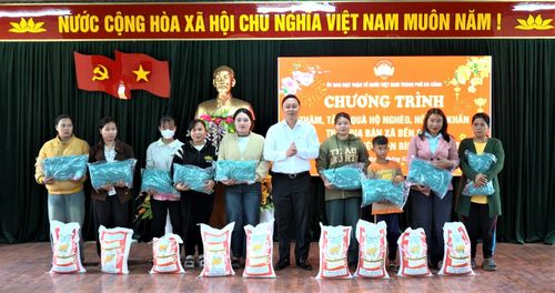 Chủ tịch Ủy ban MTTQ Việt Nam thành phố Lê Trí Thanh trao quà cho các hộ dân đặc biệt khó khăn trên địa bàn xã Bến Giằng. Ảnh: VĂN KHANH