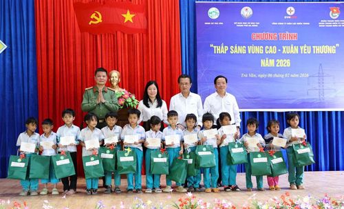 Lãnh đạo ngành giáo dục thành phố và các đơn vị phối hợp tặng quà cho học sinh tại xã Trà Vân. Ảnh: THU HÀ
