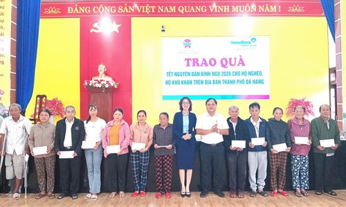 Đại diện Ngân hàng Vietinbank, chi nhánh Nam Đà Đẵng và lãnh đạo xã Quế Sơn Trung trao quà Tết cho người dân có hoàn cảnh khó khăn xã Quế Sơn Trung. Ảnh: DUY THÁI