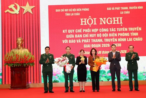 Đồng chí Đào Thị Thanh Nhàn - Phó Trưởng ban Thường trực Ban Tuyên giáo và Dân vận Tỉnh ủy tặng hoa chúc mừng 2 đơn vị.