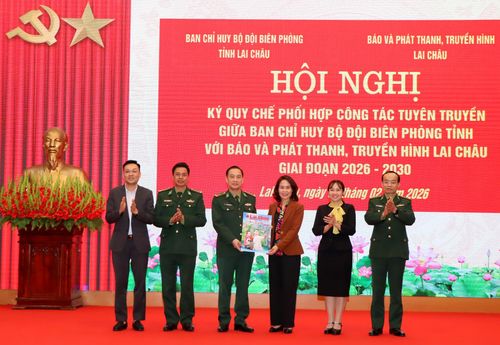 Đồng chí Đào Bích Vân - Tỉnh ủy viên, Giám đốc Báo và Phát thanh, truyền hình Lai Châu tặng báo cho Ban Chỉ huy BĐBP tỉnh.
