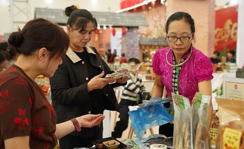 Không chỉ xem, mua hàng, người dân Thủ đô còn có dịp khám phá những câu chuyện về nếp sống đồng bào miền núi. Ảnh:PV.