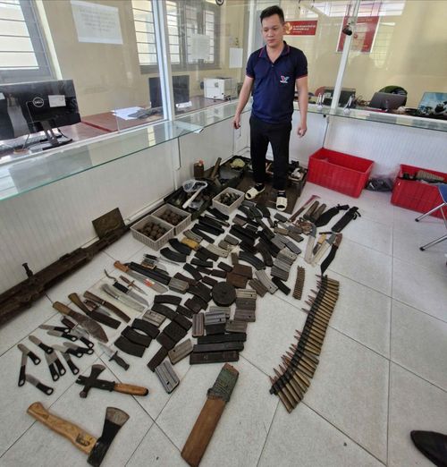 Nguyễn Thanh Hiếu (38 tuổi, ngụ phường An Lạc) có biểu hiện liên quan việc tàng trữ, mua bán trái phép súng, đạn, linh kiện súng quân dụng, vũ khí thô sơ và công cụ hỗ trợ. Ảnh: CATP