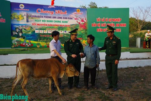 Hỗ trợ sinh kế để bà con phát triển kinh tế. Ảnh: Văn Tánh