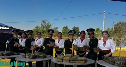 Đồng bào các dân tộc cùng cán bộ, chiến sĩ Bộ đội biên phòng thi gói bánh chưng. Ảnh: Văn Tánh