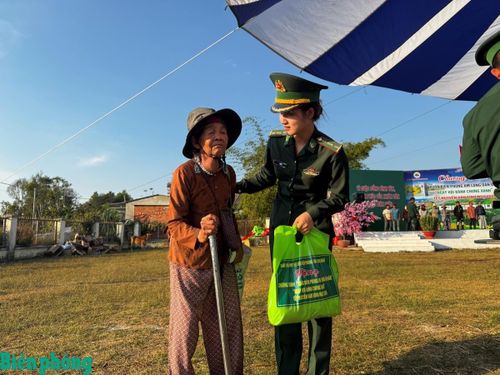 Hỗ trợ người già đưa quà về gia đình. Ảnh: Văn Tánh